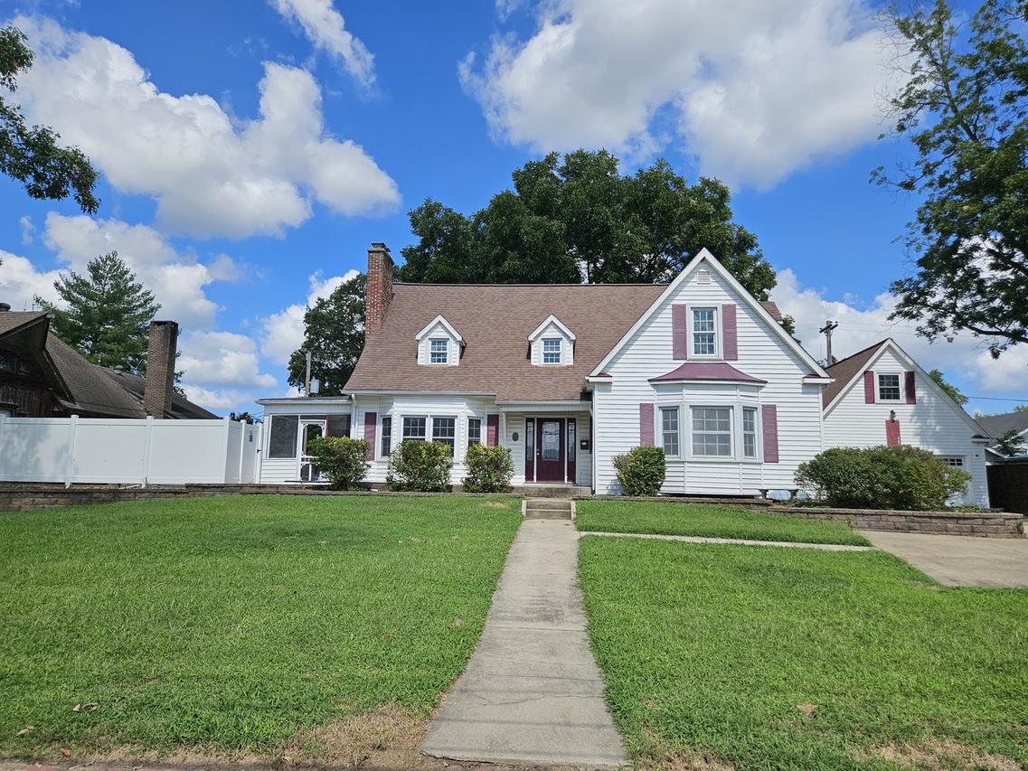 302 W Main St., Carmi, IL 62821