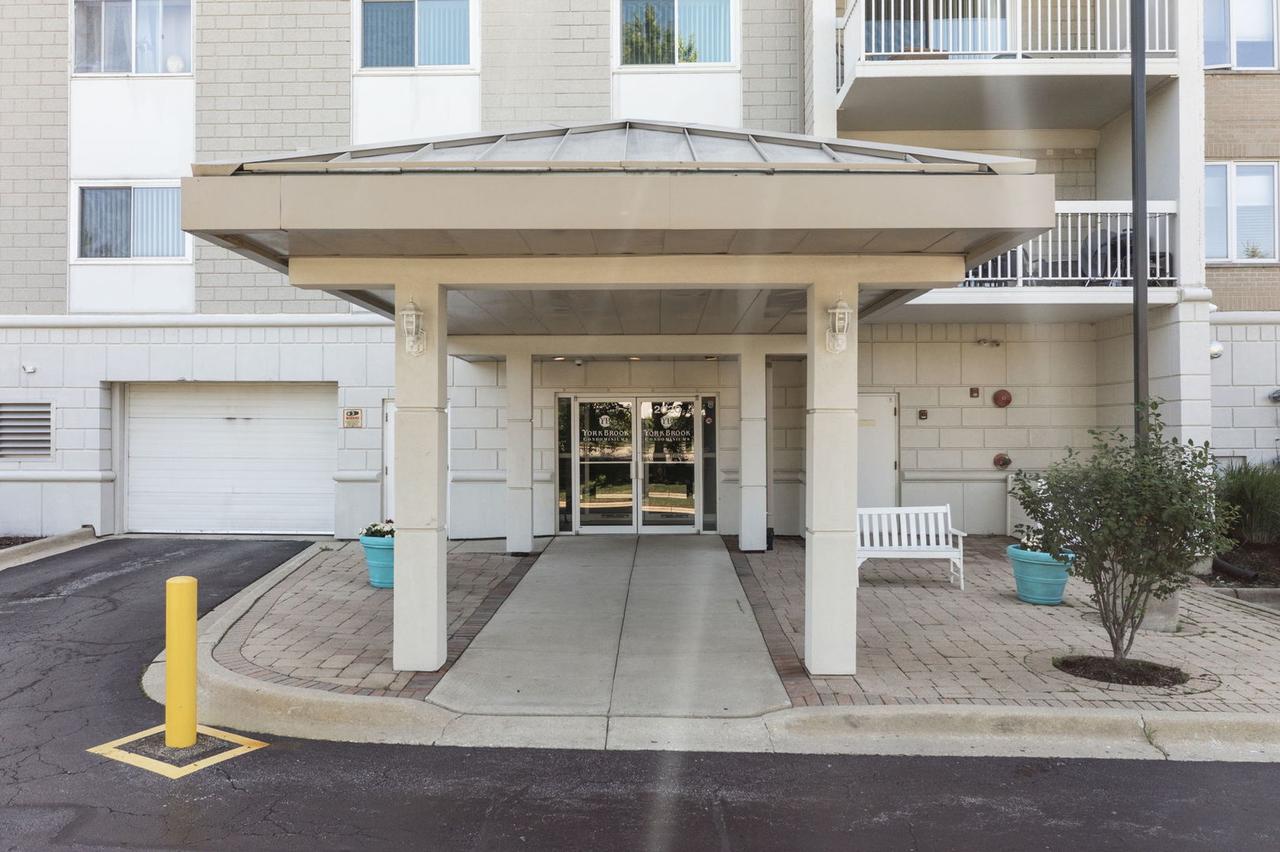 2020 Saint Regis Dr. #605, Lombard, IL 60148