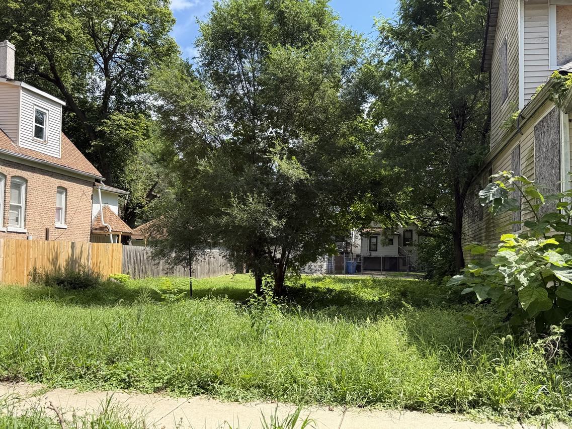 8015 S Manistee Ave., Chicago, IL 60617