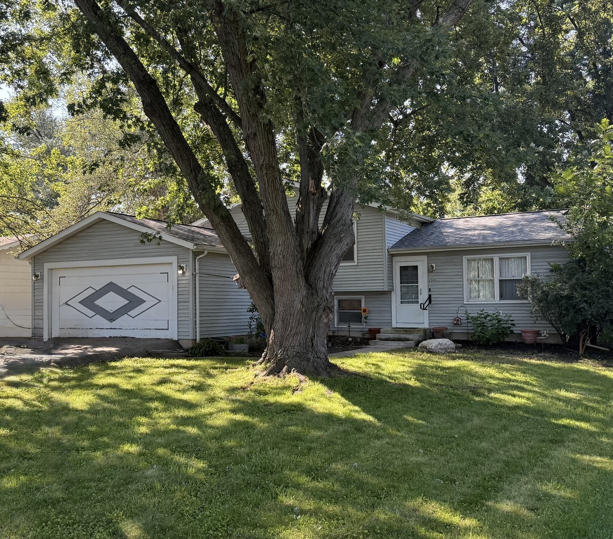 2505 Magnolia Ln., Lindenhurst, IL 60046