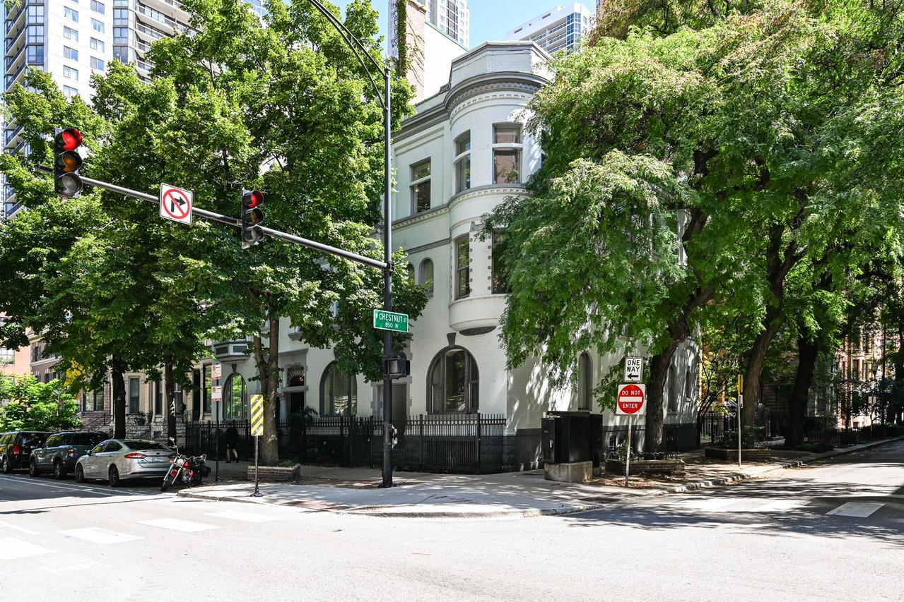 849 N Dearborn St., Chicago, IL 60610