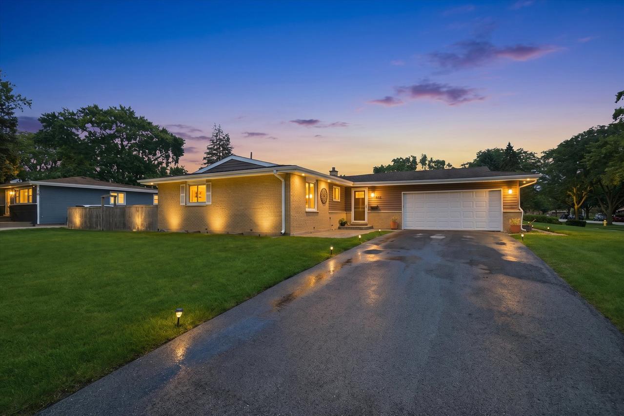 601 E Dogwood Ln., Mount Prospect, IL 60056