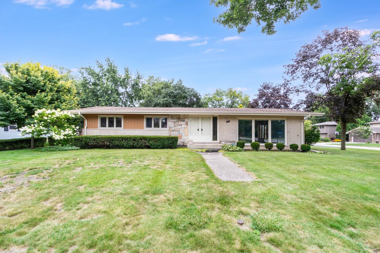 642 Country Ln., Beecher, IL 60401