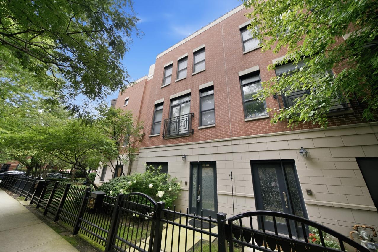 935 W College Pkwy., Chicago, IL 60608