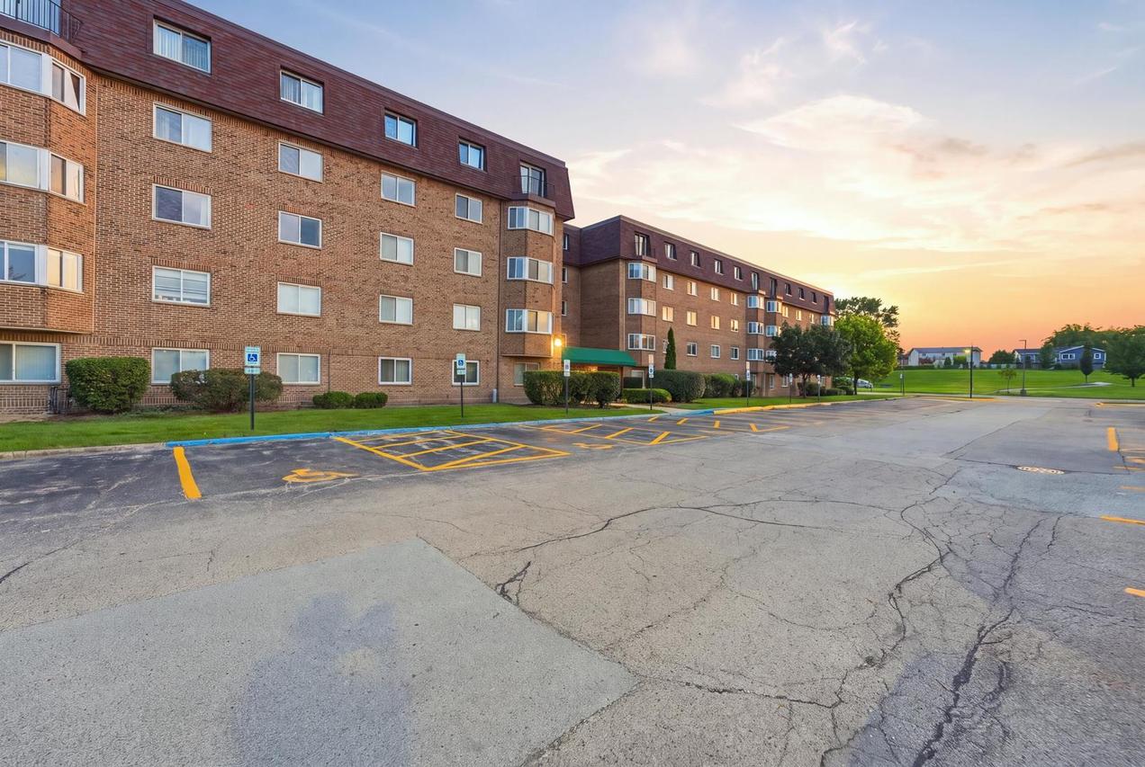 300 S Roselle Rd. #522, Schaumburg, IL 60193