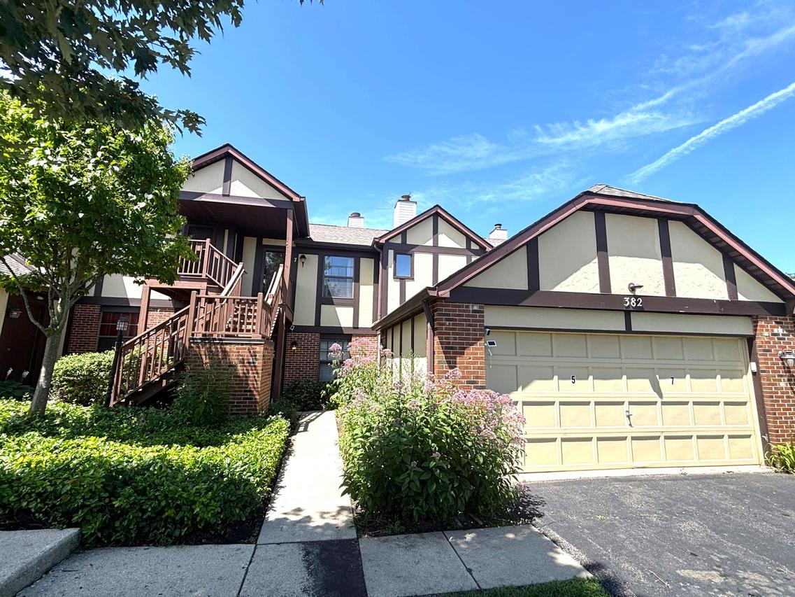 382 Sandhurst Cir. #7, Glen Ellyn, IL 60137
