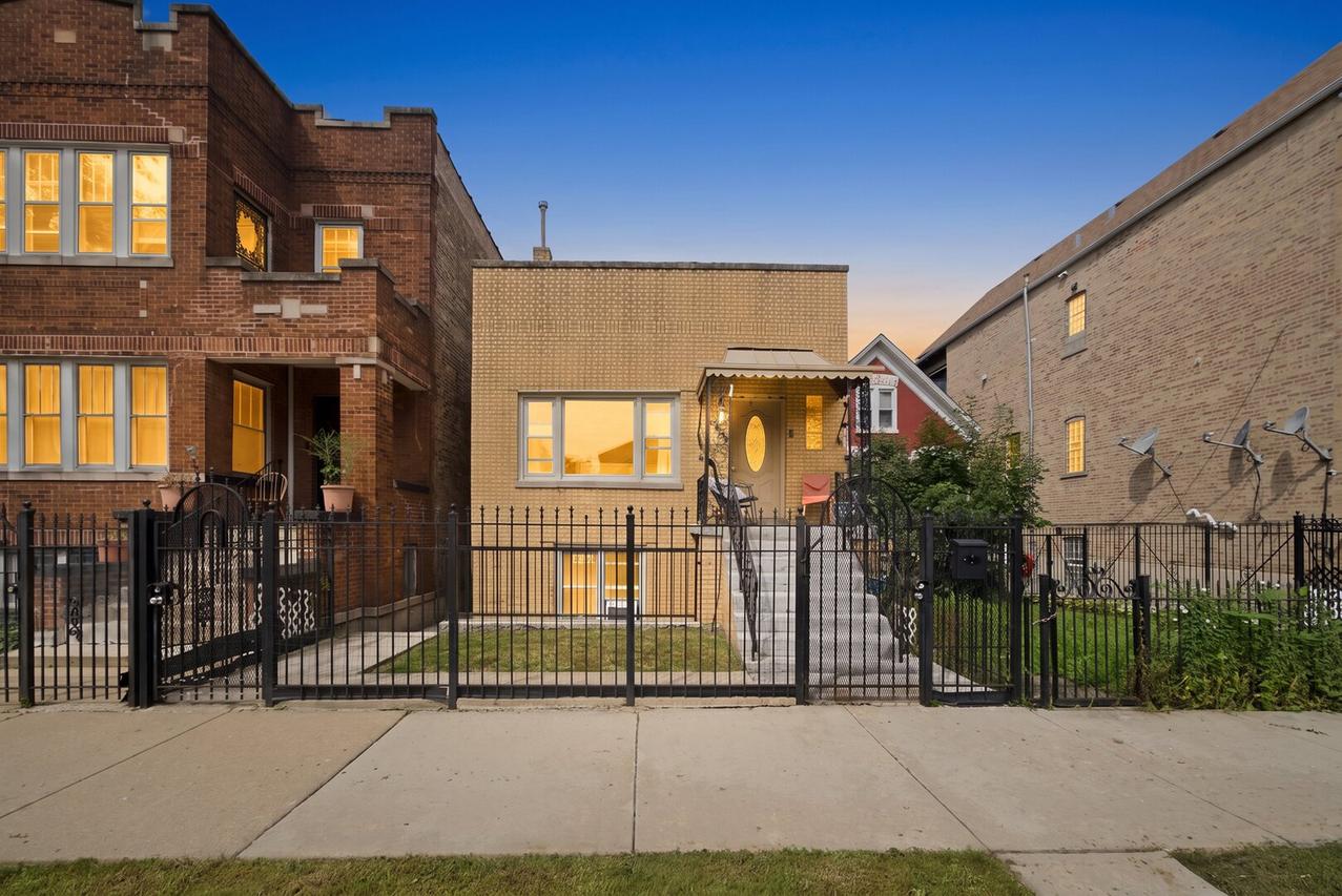 906 N Monticello Ave., Chicago, IL 60651