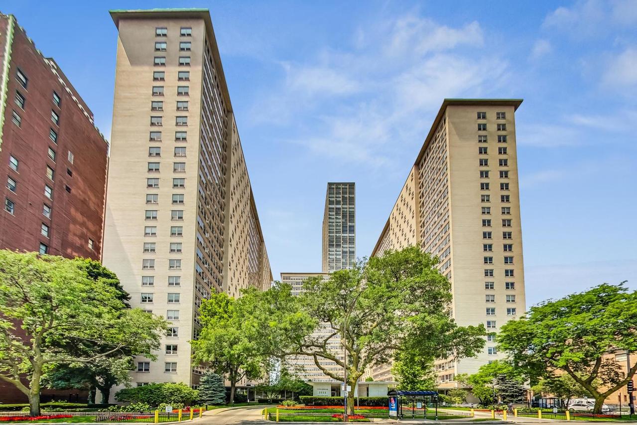 3950 N Lake Shore Dr. #2202, Chicago, IL 60613
