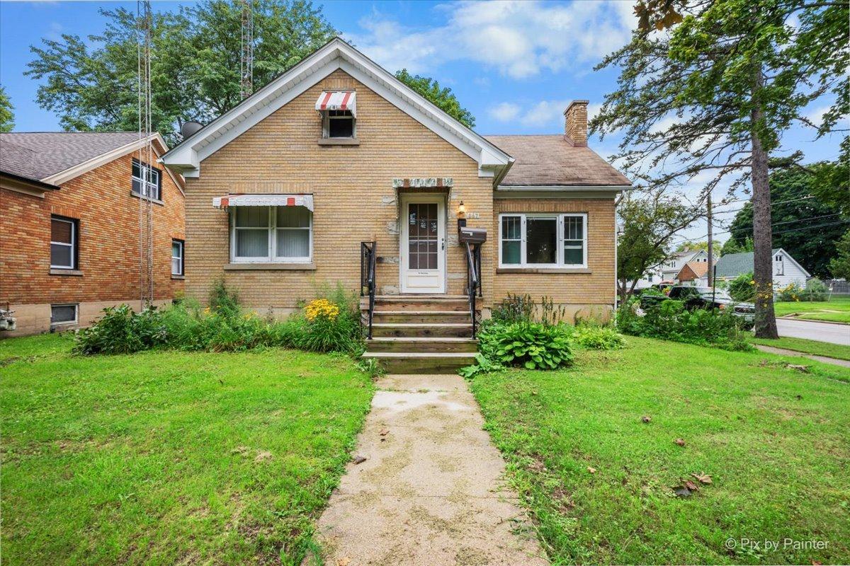 867 Clay St., Woodstock, IL 60098