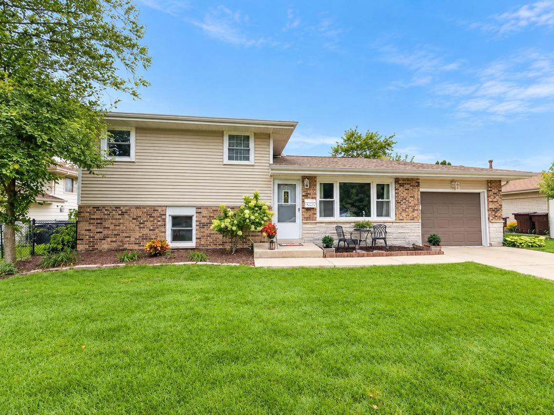 16742 Olcott Ave., Tinley Park, IL 60477