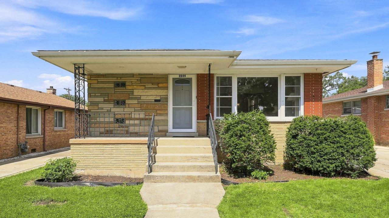 2844 W 99th St., Evergreen Park, IL 60805