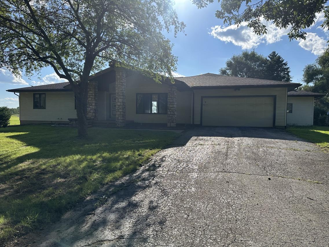 8090 S Farr St., Savanna, IL 61074