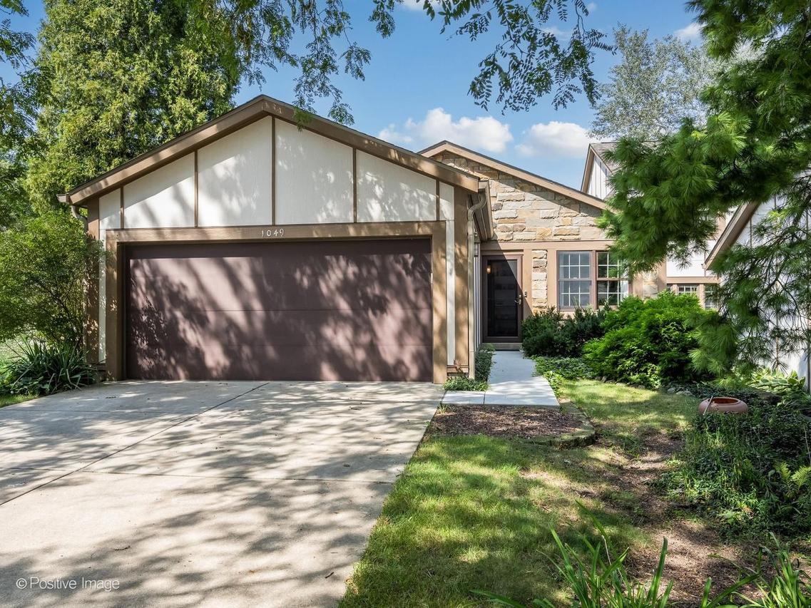 1049 Wheaton Oaks Dr., Wheaton, IL 60187