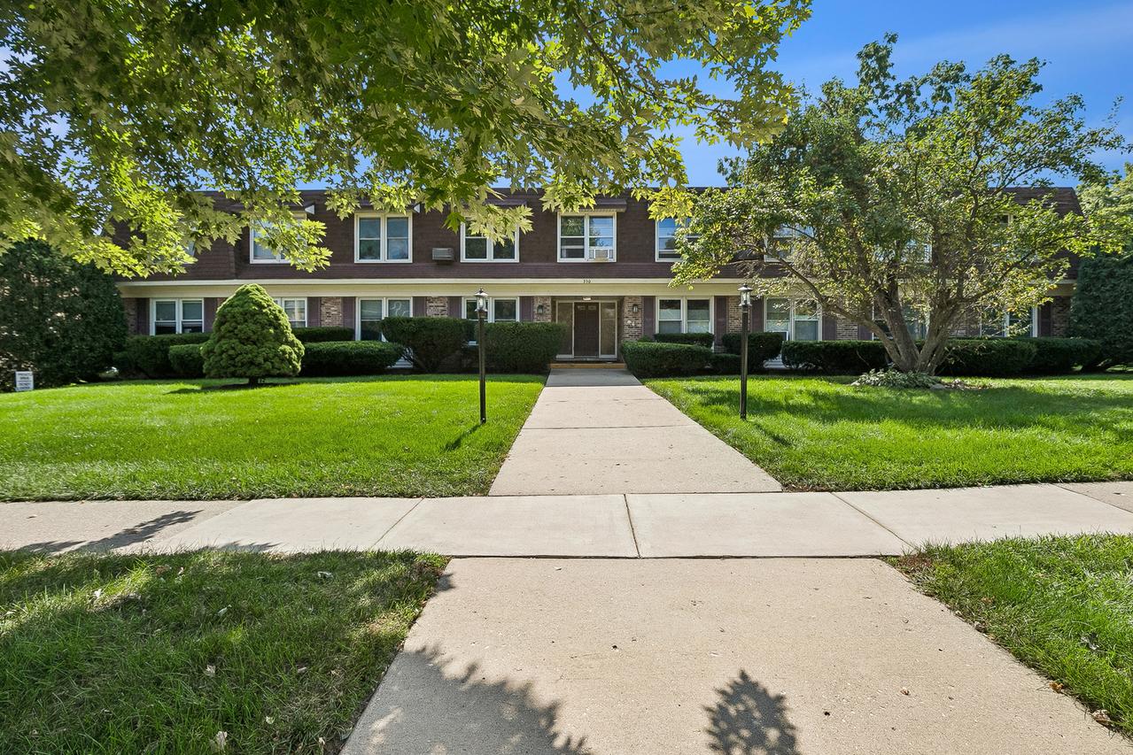 350 Brainerd Ave. #1B, Libertyville, IL 60048