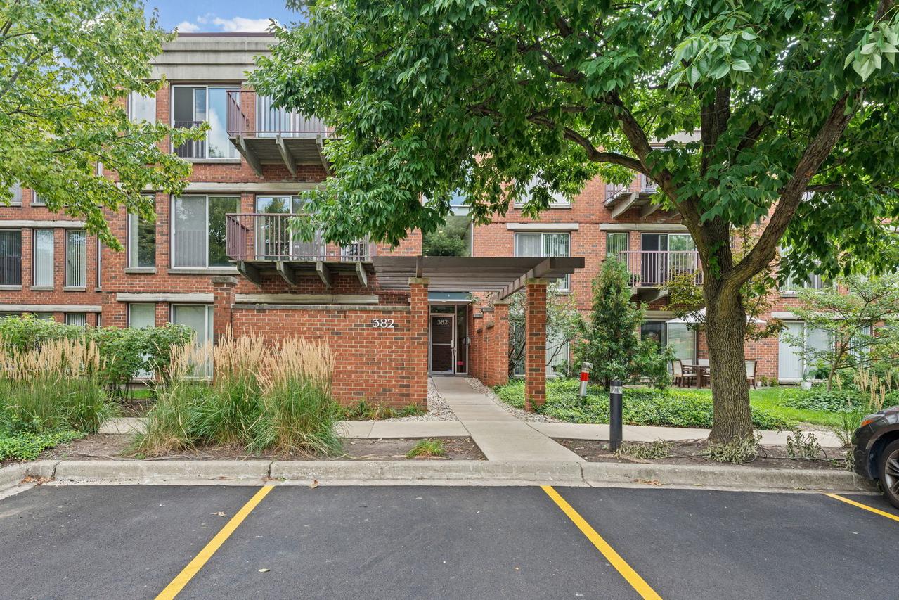 382 Kelburn Rd. #321, Deerfield, IL 60015
