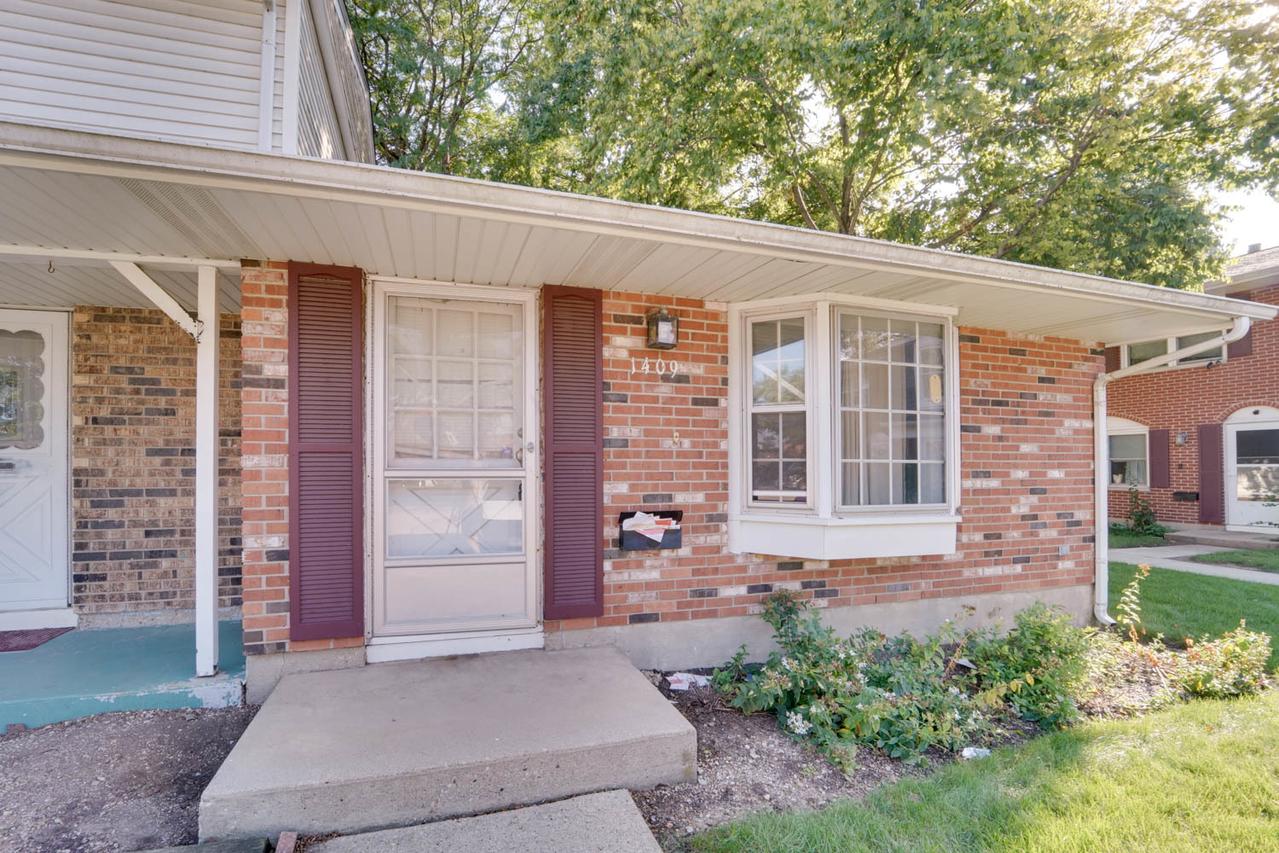 1409 Tinnerella Ave., Streamwood, IL 60107