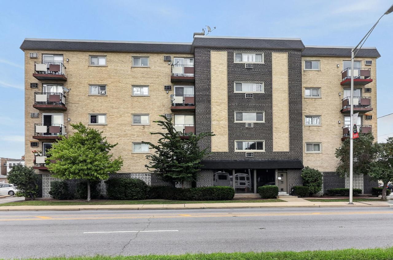 1247 S Harlem Ave. #401, Berwyn, IL 60402