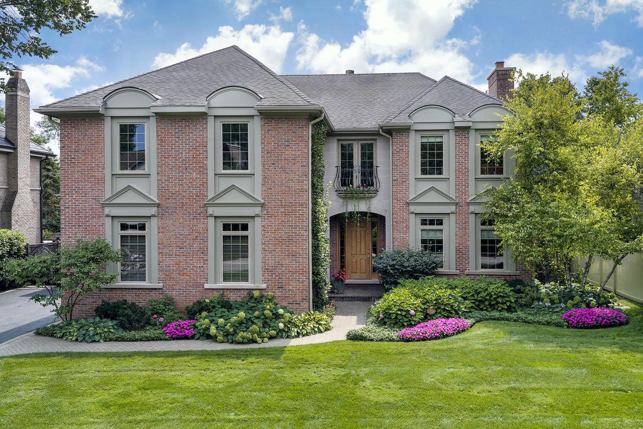 911 Queens Ln., Glenview, IL 60025