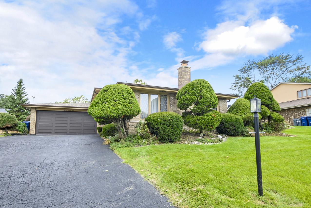 8024 Baldwin Tr., Hickory Hills, IL 60457