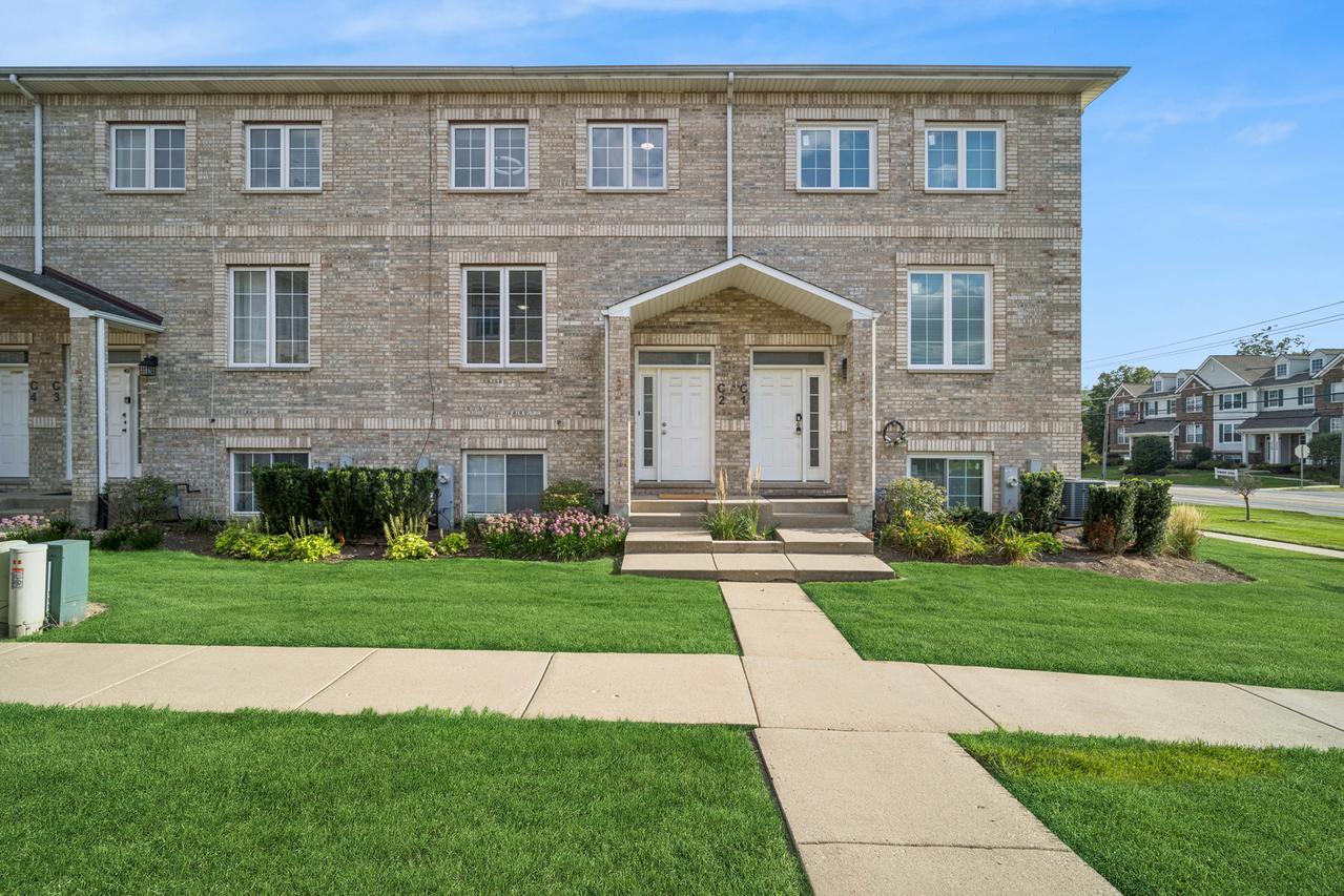 183 N East River Rd. #C2, Des Plaines, IL 60016