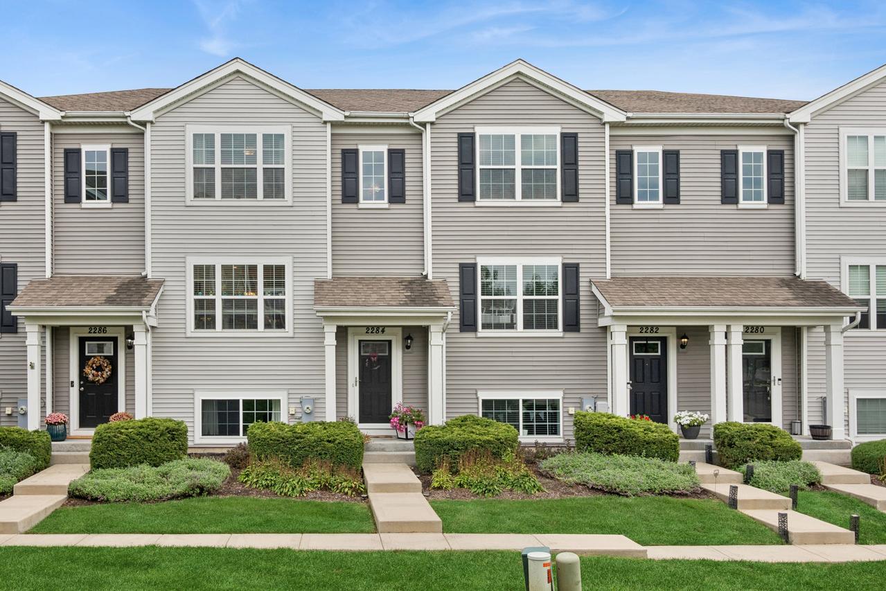 2284 Aurora Dr., Pingree Grove, IL 60140