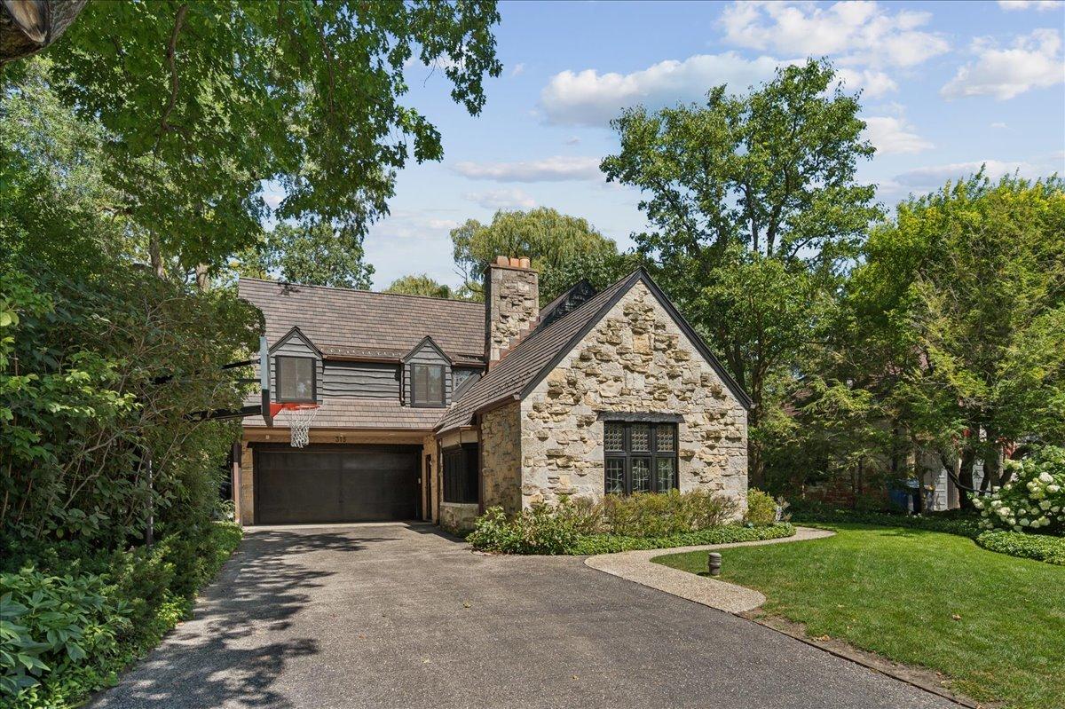 315 N Deere Park Dr., Highland Park, IL 60035