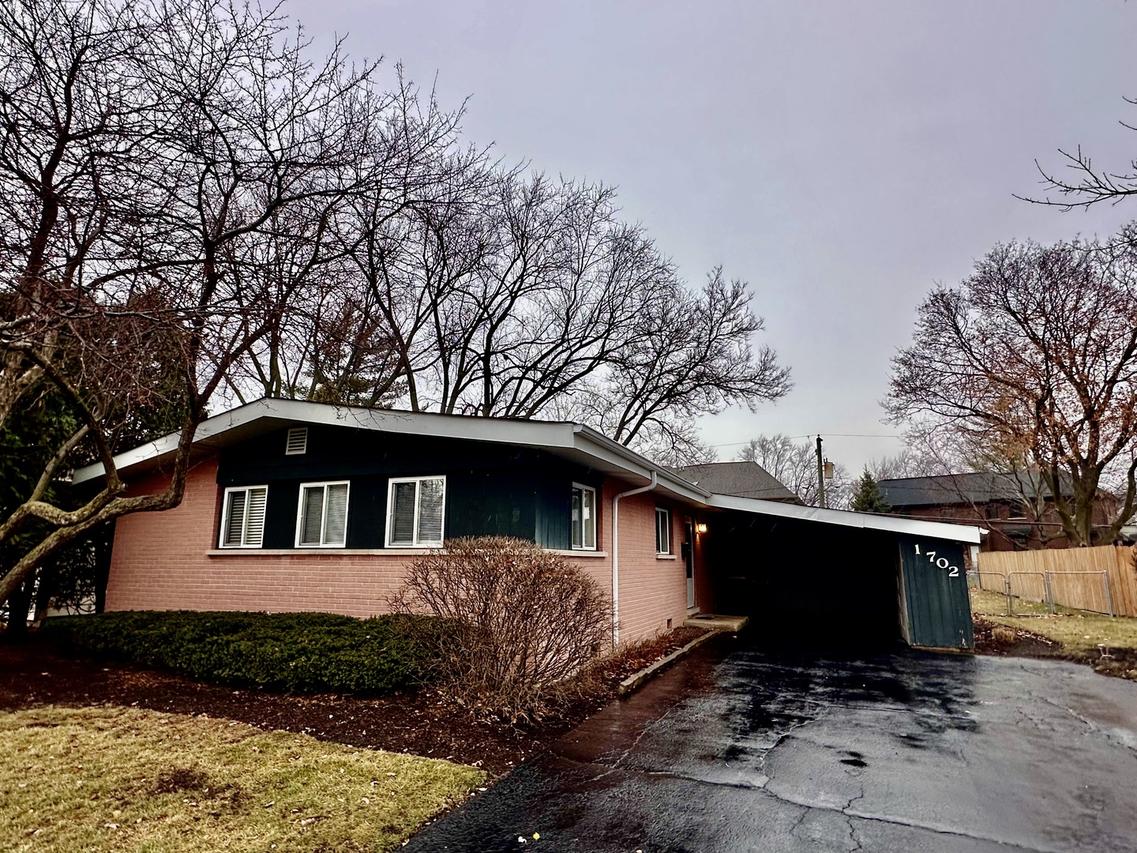 1702 W Oakton St., Arlington Heights, IL 60004