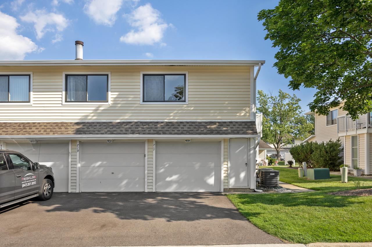 717 Whitesail Dr., Schaumburg, IL 60194