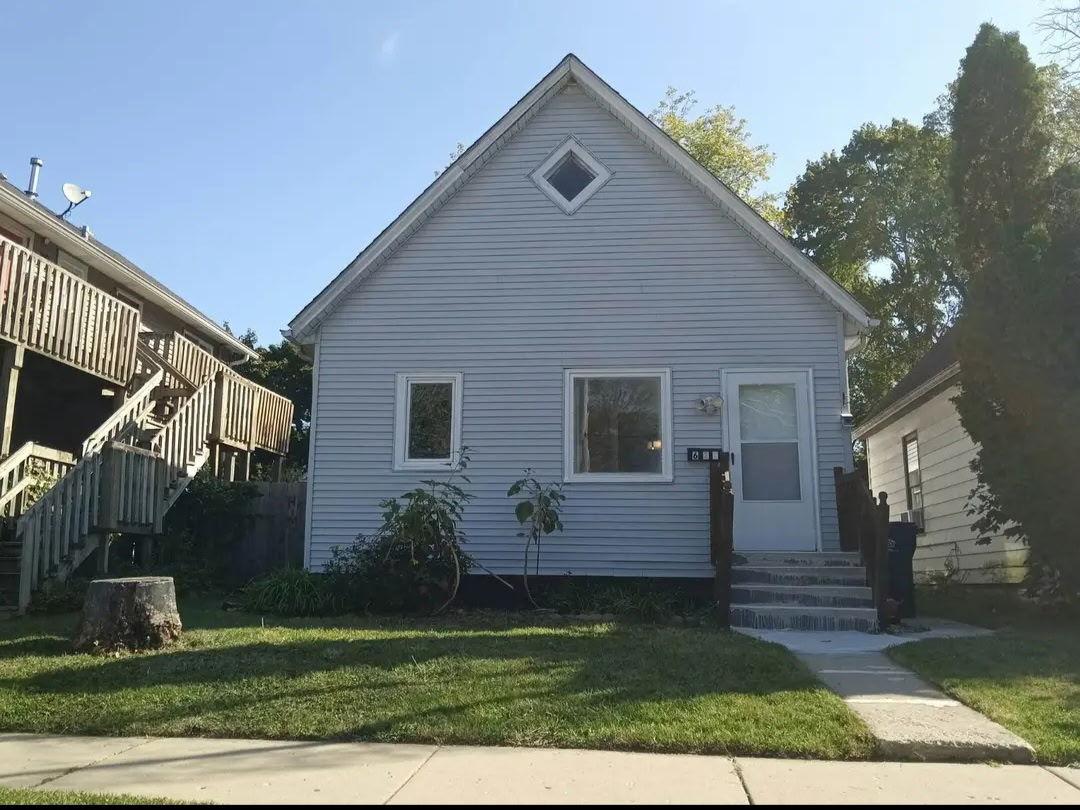 621 N Ash St., Waukegan, IL 60085