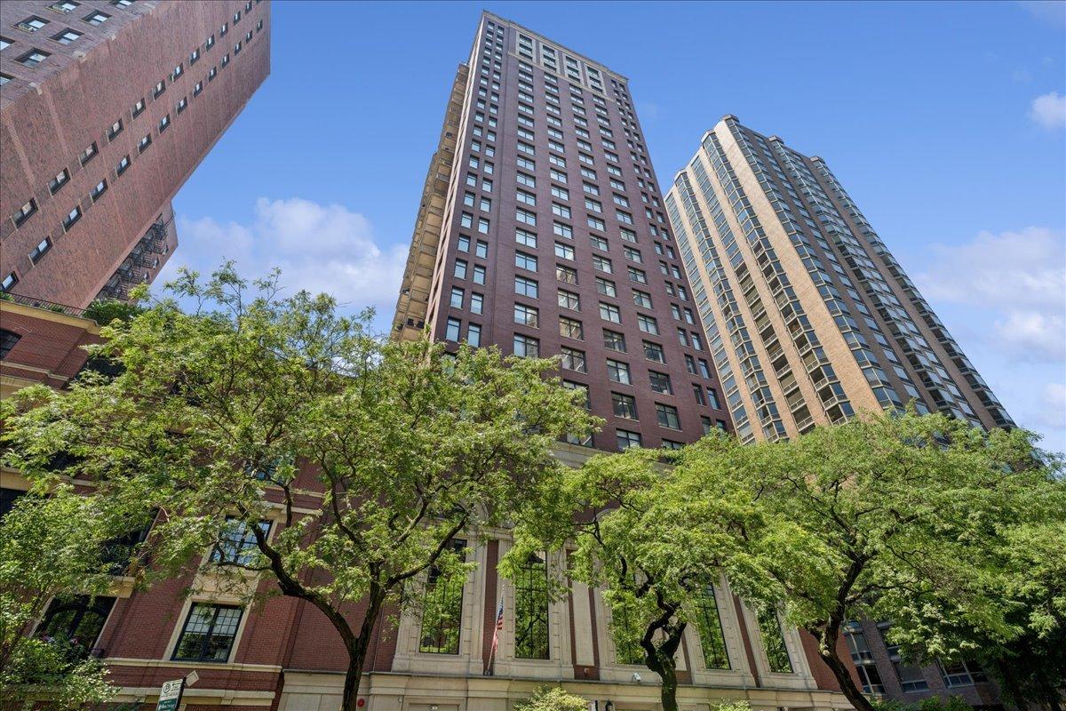 1122 N Dearborn St. #7E, Chicago, IL 60610