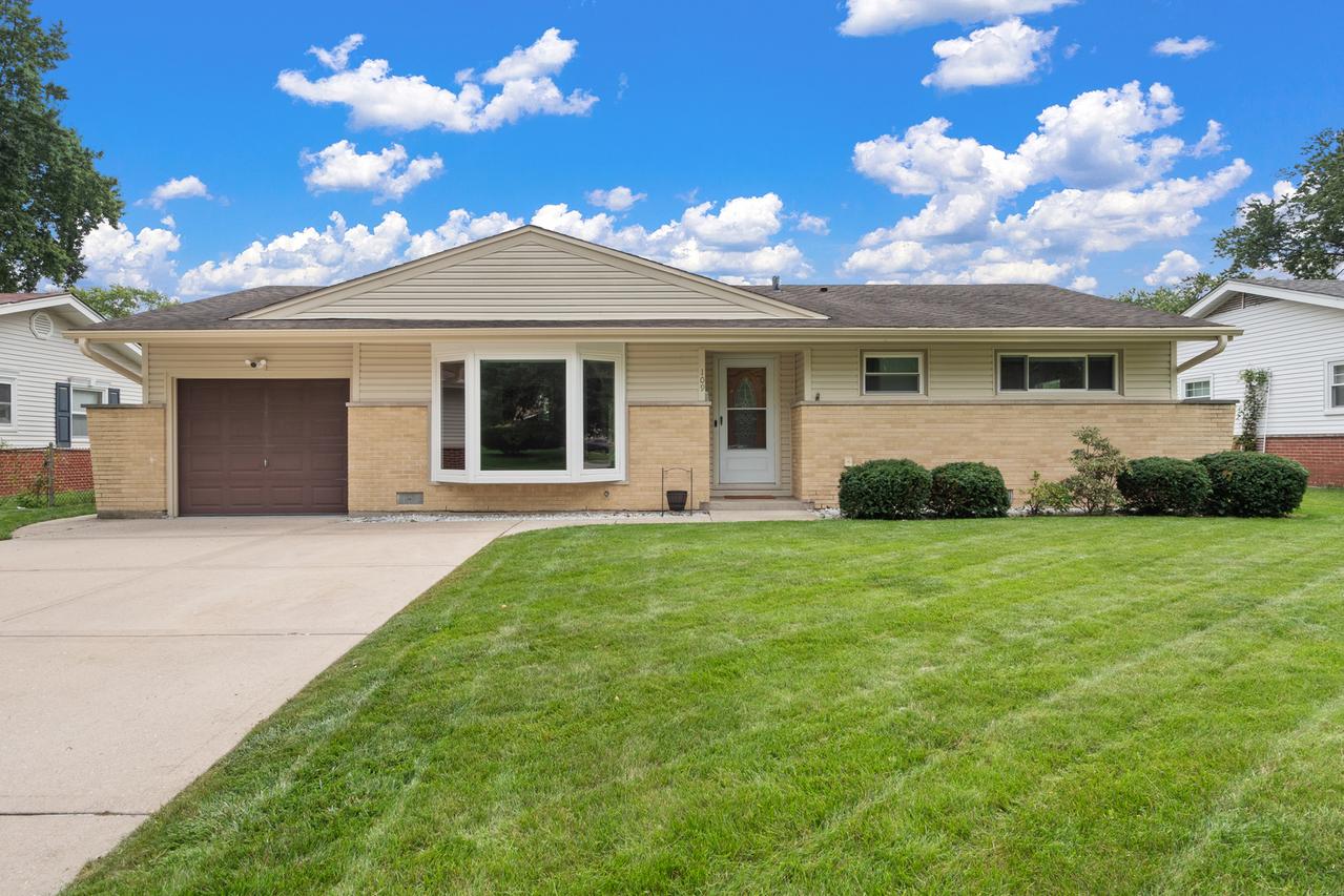 109 Crest Ave., Elk Grove Village, IL 60007