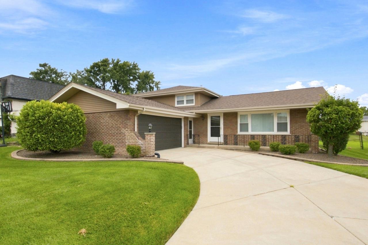 8828 W 98th St., Palos Hills, IL 60465