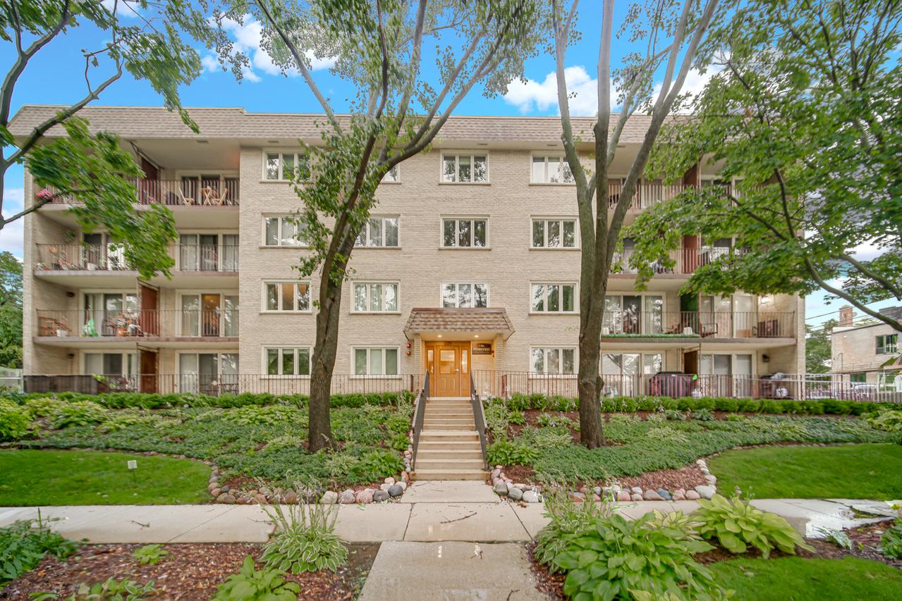 225 E Wing St. #302, Arlington Heights, IL 60004
