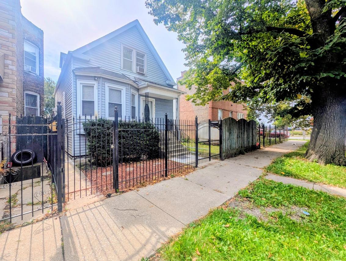 4355 W Potomac Ave., Chicago, IL 60651