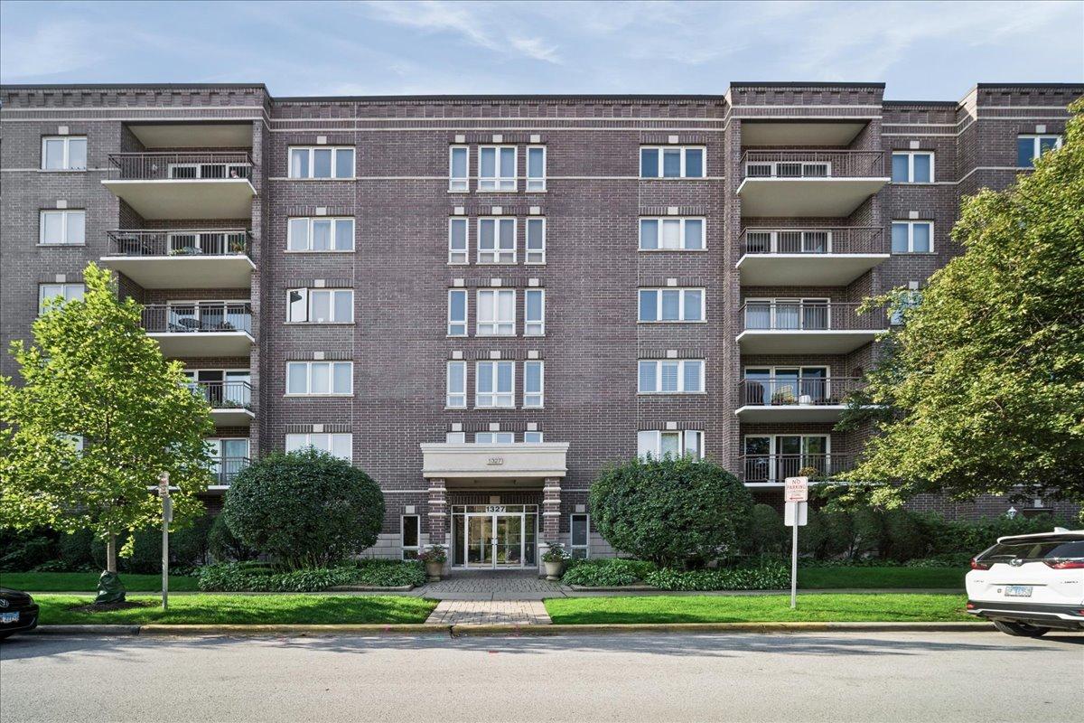 1327 Brown St. #303, Des Plaines, IL 60016