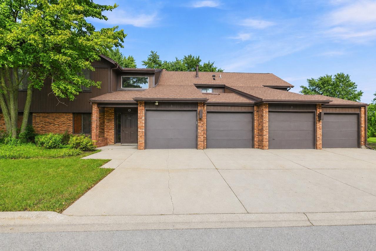 15 Creekside Cir. #C, Elgin, IL 60123