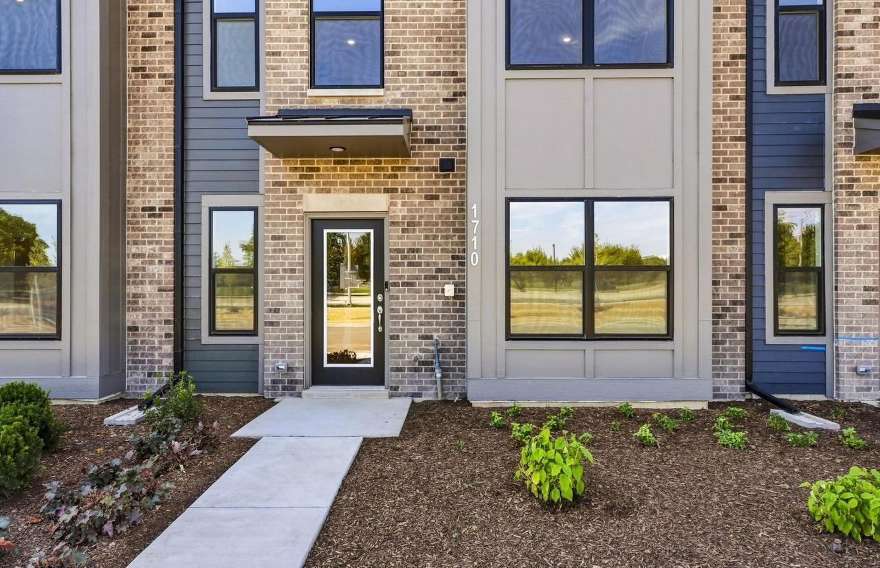 1710 Espacio Dr. #3005, Naperville, IL 60563