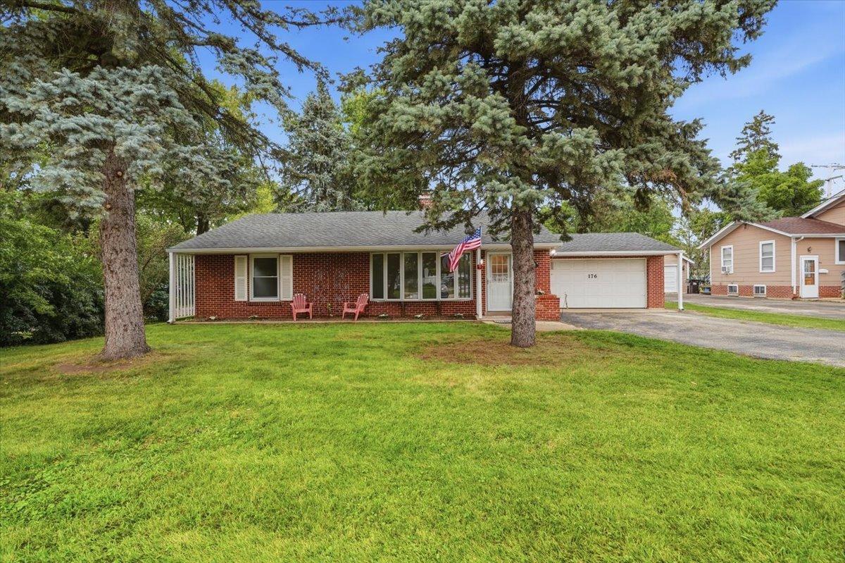 176 Lakeshore Dr., Crystal Lake, IL 60014