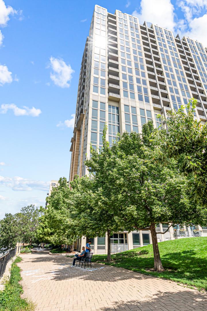 700 N Larrabee St. #1105, Chicago, IL 60610