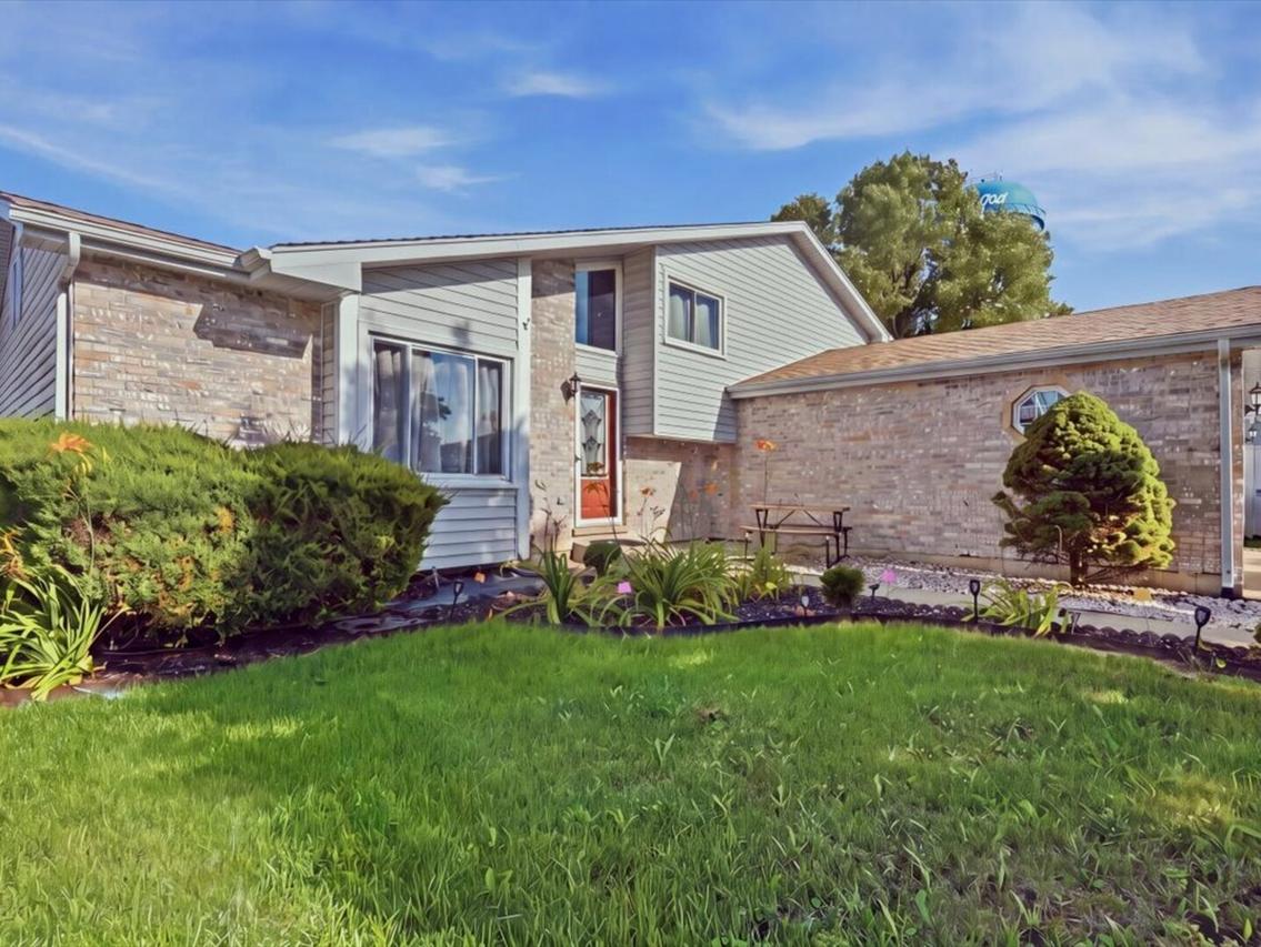 2010 Watertower Pl., Crest Hill, IL 60403