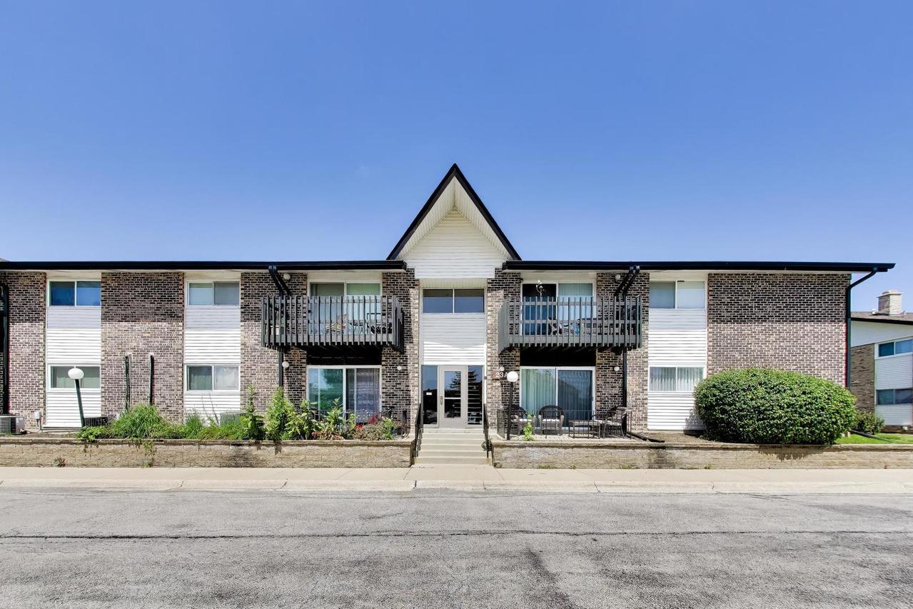 23A Kingery Quarter #102, Willowbrook, IL 60527