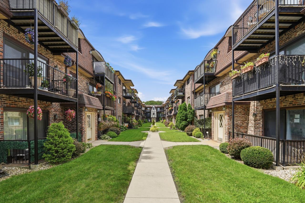 7600 W Lawrence Ave. #3B, Harwood Heights, IL 60706