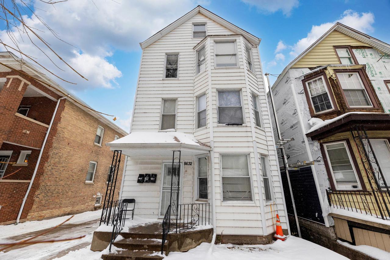 8632 S Escanaba Ave., Chicago, IL 60617