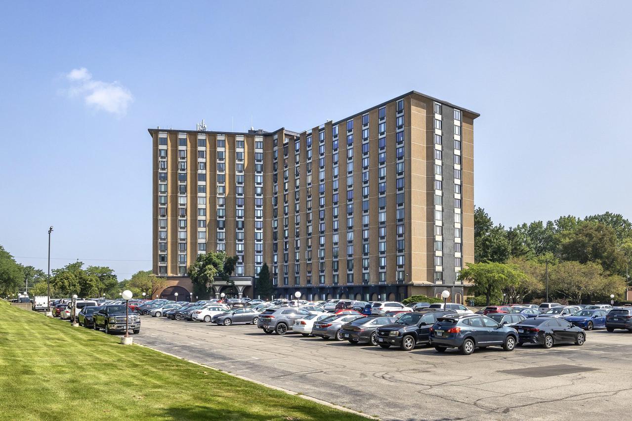 1 Renaissance Pl. #302, Palatine, IL 60067