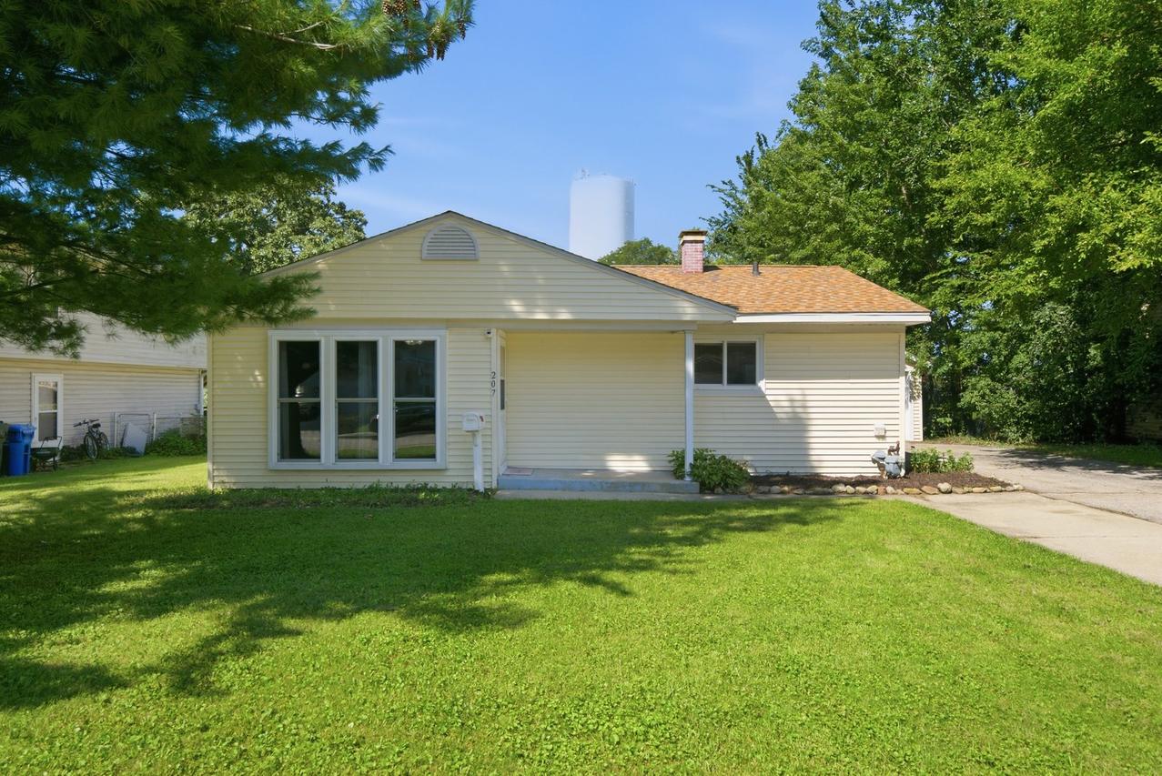 207 Caddy Ave., Carpentersville, IL 60110