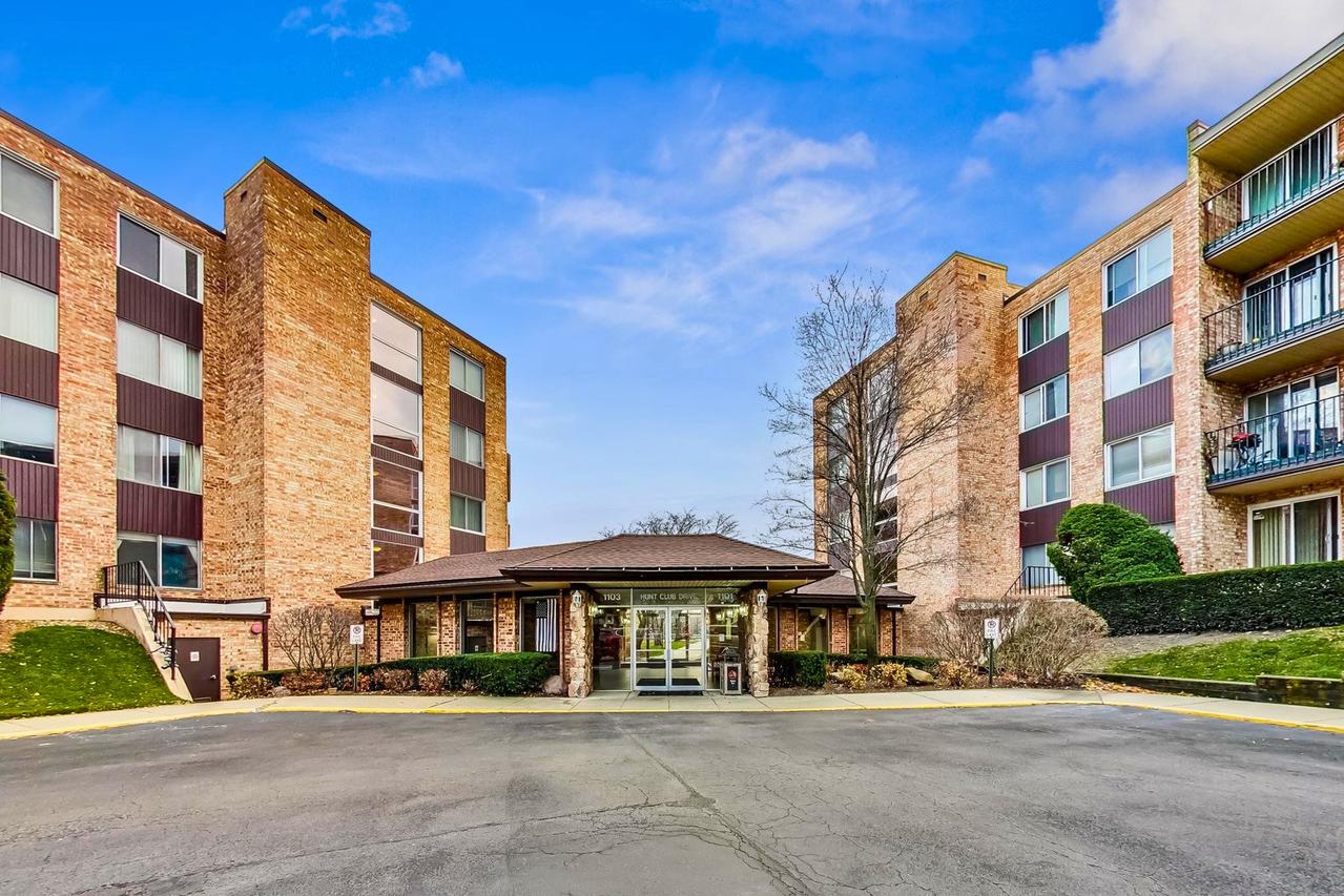 1101 S Hunt Club Dr. #204, Mount Prospect, IL 60056