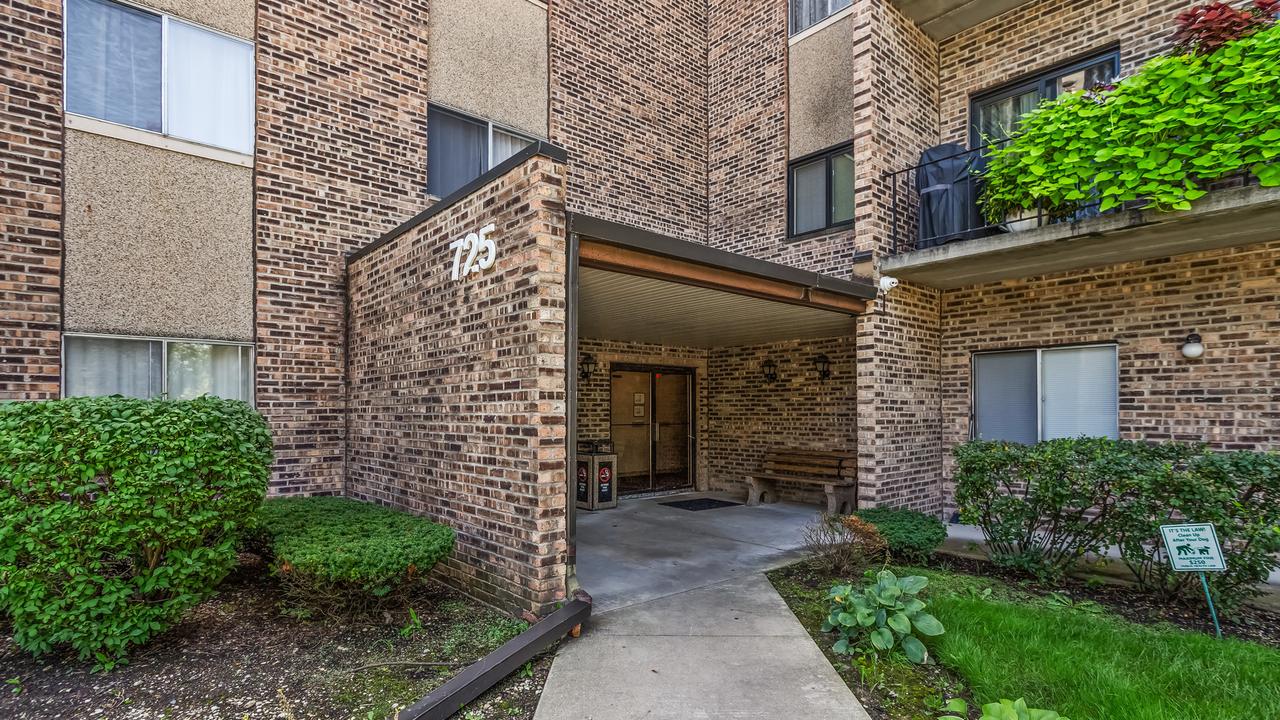 725 W Huntington Commons Rd. #104, Mount Prospect, IL 60056