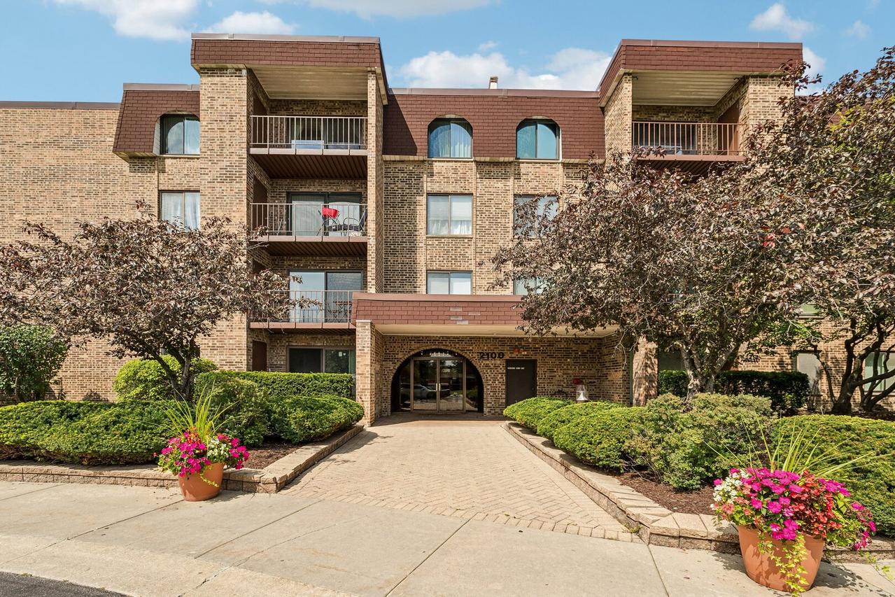 2100 Valencia Dr. #215B, Northbrook, IL 60062