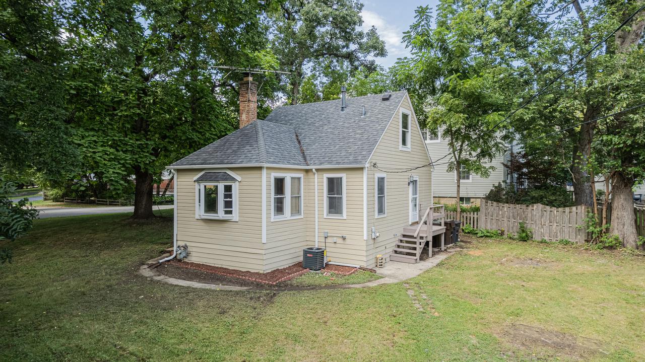 3916 Eastway Dr., Island Lake, IL 60042