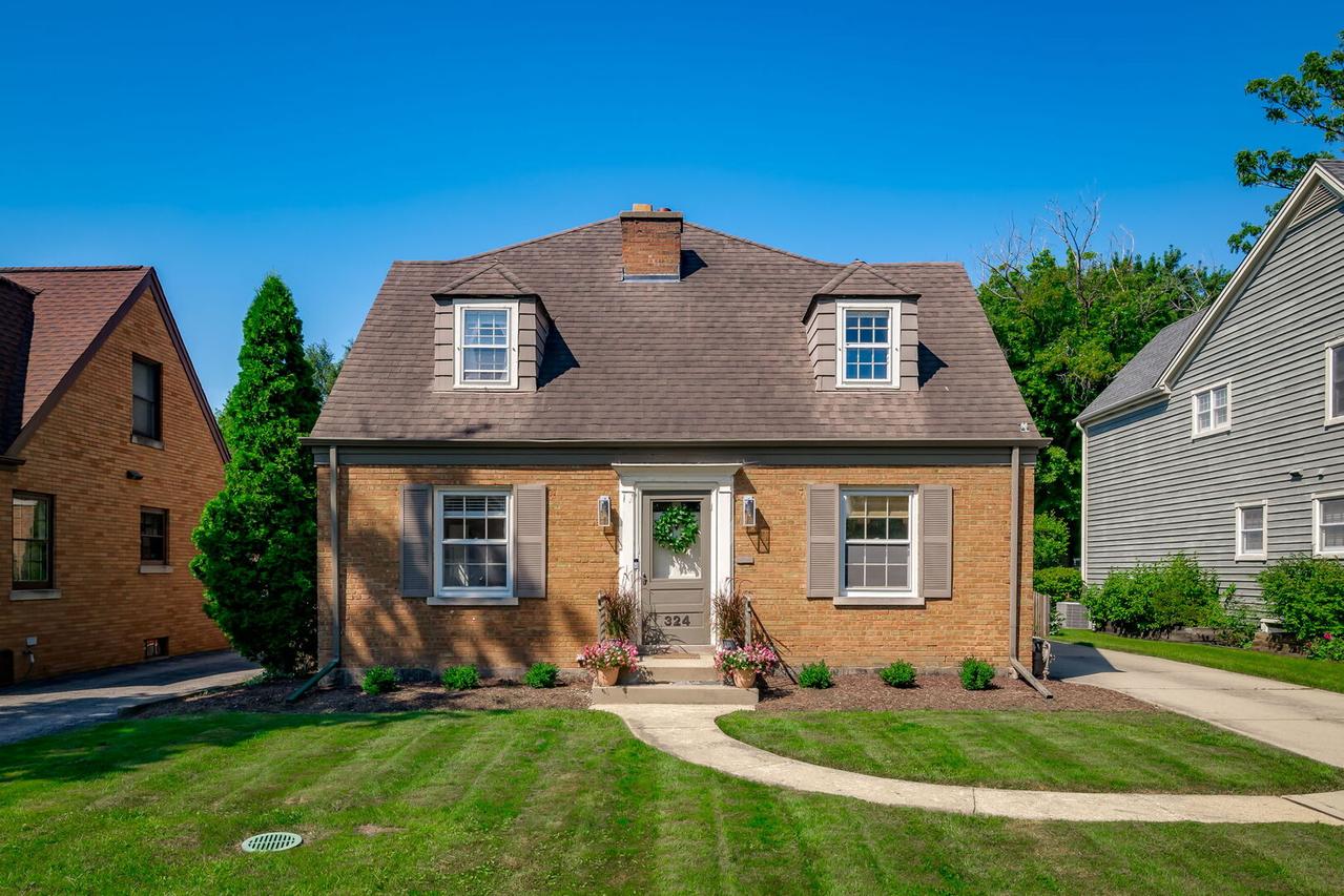 324 N Highview Ave., Elmhurst, IL 60126